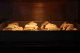 放入嫩烤箱中下层190度烘烤13分钟表面上色出炉，普通烤箱请提前预热190度中层烘烤12分钟表面金黄左右出炉。