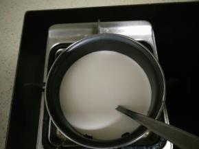 牛奶里加入细砂糖小火加热