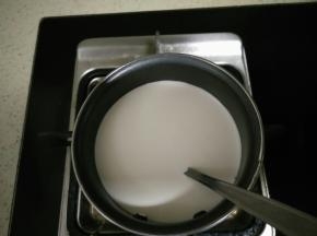 牛奶里加入细砂糖小火加热