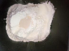 除黄油外的所有材料先液体后粉最后酵母放入面包桶揉15分钟