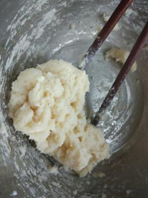 现做酵头，把100克干粉放在不锈钢盆中，称出100克水加入1克酵母粉搅匀，分次加入面粉中，用筷子搅匀，盖上保鲜膜，室温发酵出，出现很多气泡略有酸味转入冰箱冷藏一夜。（一般我都是晚上做好酵头，第二天早晨用）