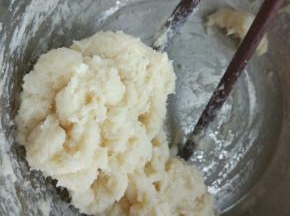现做酵头，把100克干粉放在不锈钢盆中，称出100克水加入1克酵母粉搅匀，分次加入面粉中，用筷子搅匀，盖上保鲜膜，室温发酵出，出现很多气泡略有酸味转入冰箱冷藏一夜。（一般我都是晚上做好酵头，第二天早晨用）