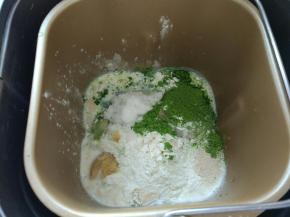 除了黄油以外，把主面团的所有材料，包括头天晚上做好的酵头，全部放进面包机揉15分钟，再加入软化的黄油继续揉，直到揉出手膜。（不出膜也可以，至少要揉到扩展阶段）。

其实这次我是用手揉的，开始用面包机打成团，然后拿出来用手揉出膜，个人感觉手揉的好吃一些，而且出膜也快。

跟大家讲一个手揉的方法：所有材料放入盆中，分次加入牛奶，用筷子或者硅胶刮刀混合均匀，一手转动盆子，用拳头揣揉，揉15分钟盖上保鲜膜松弛5分钟，在继续揉直到出手膜为止。