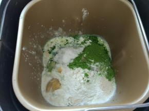除了黄油以外，把主面团的所有材料，包括头天晚上做好的酵头，全部放进面包机揉15分钟，再加入软化的黄油继续揉，直到揉出手膜。（不出膜也可以，至少要揉到扩展阶段）。

其实这次我是用手揉的，开始用面包机打成团，然后拿出来用手揉出膜，个人感觉手揉的好吃一些，而且出膜也快。

跟大家讲一个手揉的方法：所有材料放入盆中，分次加入牛奶，用筷子或者硅胶刮刀混合均匀，一手转动盆子，用拳头揣揉，揉15分钟盖上保鲜膜松弛5分钟，在继续揉直到出手膜为止。
