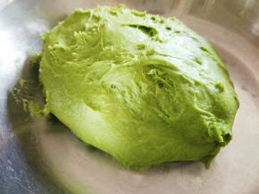 揉出手膜后，盖上保鲜膜进行第一次发酵2.5倍大