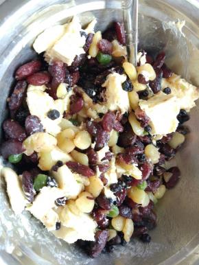 这个时间来做夹馅，奶酪切成小块也行，用手动打蛋器打顺滑也可以，其他材料全部放在一起拌匀。