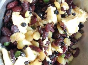 这个时间来做夹馅，奶酪切成小块也行，用手动打蛋器打顺滑也可以，其他材料全部放在一起拌匀。