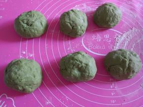 发酵好的面团，均匀分成8份，想做的大一点就分成6份。