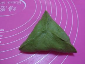 如图捏紧，三角包法其实很多，你们平时可以去找度娘看看。记得一定在捏紧，否则你的包包会炸开的！