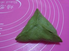 如图捏紧，三角包法其实很多，你们平时可以去找度娘看看。记得一定在捏紧，否则你的包包会炸开的！