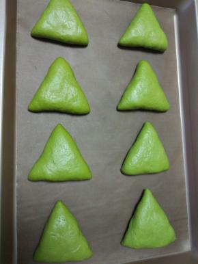全部做好放在铺好油布的烤盘上，盖上保鲜膜室温发酵至两倍大。也可以放进烤箱用发酵功能。