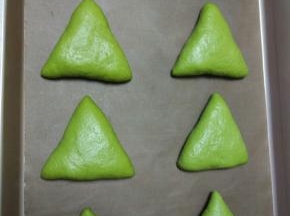 全部做好放在铺好油布的烤盘上，盖上保鲜膜室温发酵至两倍大。也可以放进烤箱用发酵功能。