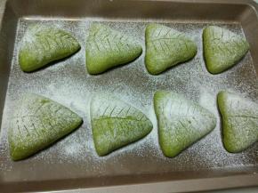 二次发酵好以后撒一层干粉，网筛一定要拿的高一点，轻抖，太低面粉就会落成一坨，撒面粉薄薄一层就可以了。然后用刀片割出纹路，没有刀片用锋利一点的刀，割的时候一刀成型，不要来回像拉大锯一样，这样的纹路不会好看的。