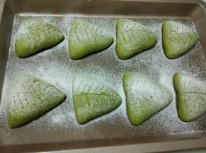二次发酵好以后撒一层干粉，网筛一定要拿的高一点，轻抖，太低面粉就会落成一坨，撒面粉薄薄一层就可以了。然后用刀片割出纹路，没有刀片用锋利一点的刀，割的时候一刀成型，不要来回像拉大锯一样，这样的纹路不会好看的。