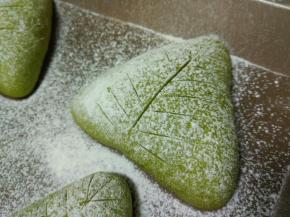 烤箱预热170℃ 10分钟。170℃中下层烤30分钟。奶酪夹馅不可烤的时间过长，会反油，烤箱温度根据个人烤箱的情况适当调节，每个烤箱不同，温度会有差异。