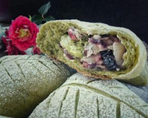 出炉的面包不能马上吃，凉透在吃，吃不完的密封起来。第二天会更好吃。