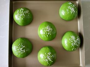 再次发酵到两倍大，刷蛋液，撒上白芝麻