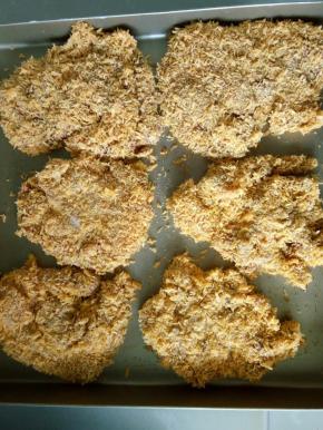 鸡腿肉混合调料提前腌制半天，烤盘抹油，鸡腿粘面粉，再粘蛋液，最后裹上面包糠，放入烤盘预热好的烤箱200度15分钟