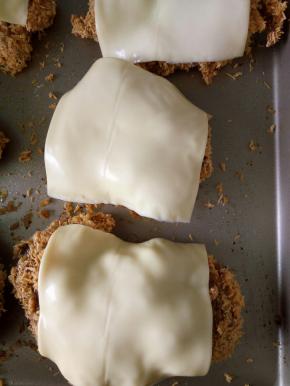 出炉趁热盖上芝士片