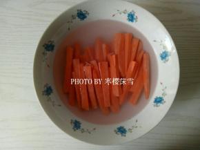 放入水里冲泡一下，去除淀粉