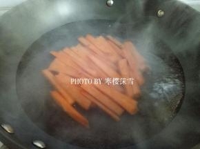 锅里加适量水烧开，放入地瓜条煮3分钟（不要煮太久，会断）