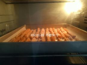 烤箱上下火180度，中层30分钟（也可以做紫薯的；两个可以一起烤，中间两盘需要换下位置）