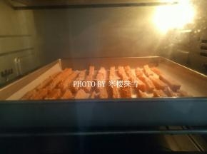 烤箱上下火180度，中层30分钟（也可以做紫薯的；两个可以一起烤，中间两盘需要换下位置）