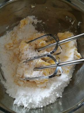 黄油室温软化，加入糖粉、食盐，轻拌均匀。