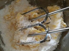 黄油室温软化，加入糖粉、食盐，轻拌均匀。