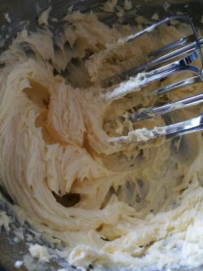 用电动打蛋器，打至颜色变浅，体积膨大。