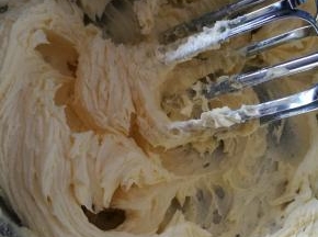 用电动打蛋器，打至颜色变浅，体积膨大。