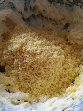 加入过筛的蛋黄，拌匀。