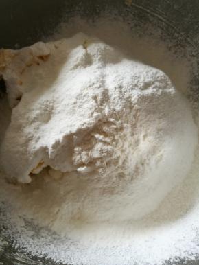 低粉、淀粉混合后，筛入盆里，刮刀拌匀。