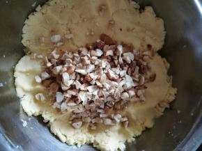 加入果仁、拌匀。
