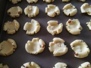 放入烤盘，用拇指按扁，边角会自然形成裂纹。