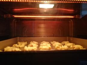 放入烤箱中下层，上管160度.下管150度，烘烤16分钟，颜色金黄出炉。我用的海尔嫩烤箱，普通烤箱请提前预热170度中层烘烤18分钟左右。