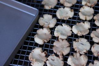 出炉，从烤盘取出放至冷却架凉透。