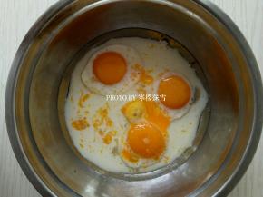 蛋清与蛋黄分开；蛋黄中加入20克糖、牛奶、玉米油，搅拌均匀