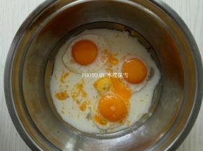 蛋清与蛋黄分开；蛋黄中加入20克糖、牛奶、玉米油，搅拌均匀