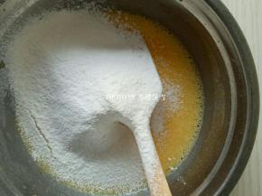 筛入低筋面粉，翻拌均匀