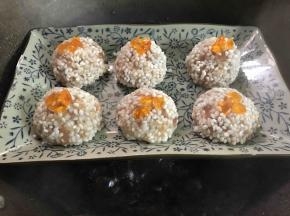 全部做好后在丸子上面放上一些新蛋黄装饰一下。