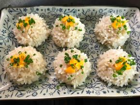 入蒸锅，水开后蒸15分钟即可，出锅前撒上葱花。