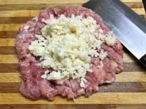 猪肉洗净后剁成肉靡，加入剁碎的荸荠。