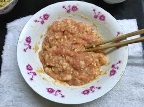 拌匀后加入调料搅匀再慢慢地加入适量的水把肉打上劲。