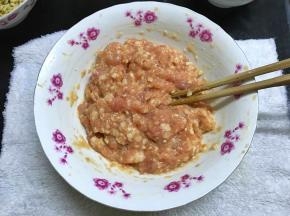 拌匀后加入调料搅匀再慢慢地加入适量的水把肉打上劲。