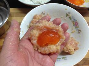 调好味的肉靡用手包半个咸蛋黄后搓圆。