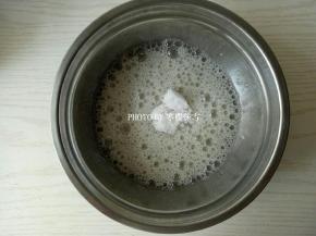 蛋白中加入柠檬汁（蛋白盆要无水无油），打到鱼眼泡状态，第一次加糖