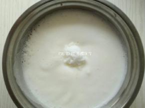 蛋白打到细致无泡时第二次加糖