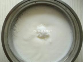 蛋白打到细致无泡时第二次加糖