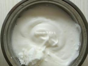 蛋白打到出现纹路第三次加糖